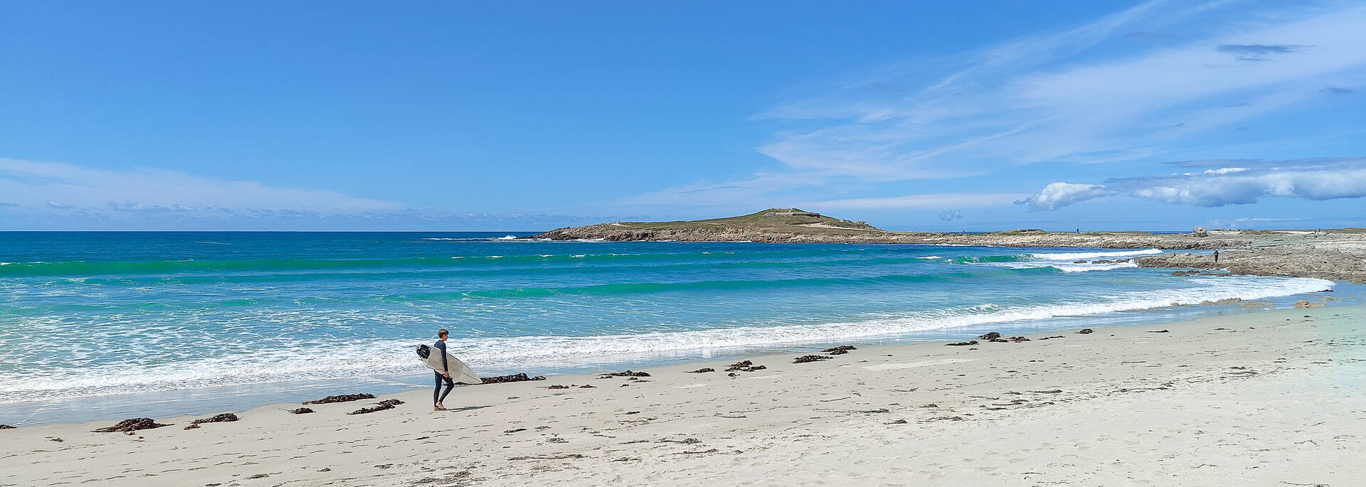 La plage de Porscarn, sport de surf au pied de la pointe de la Torche © E Cléret