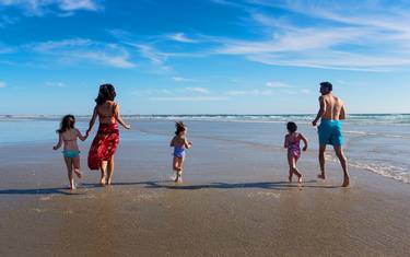 Family fun on the beach in Pays Bigouden © Y Derennes