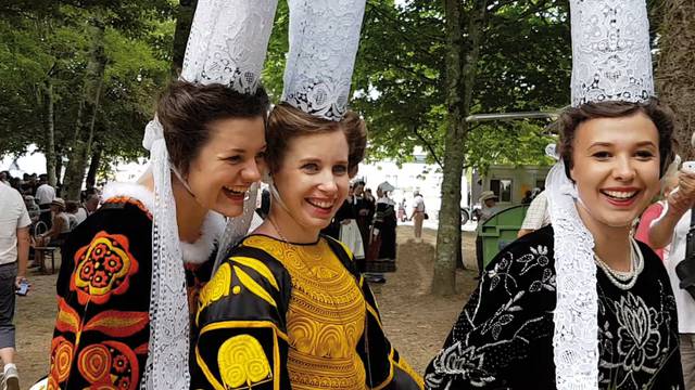 Live the Bigouden lifestyle with friends © Cleret E.