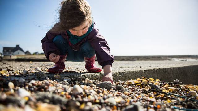 Looking for the prettiest shells, Penmarc'h ©Y.Derennes