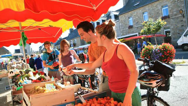 At the market with friends in Pays Bigouden © S Bourcier
