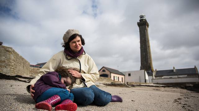 Cuddles with mum near the lighthouse, Penmarc'h ©Y.Derennes