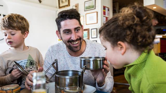 A family meal at Le Nautilus, Penmarc'h ©Y.Derennes