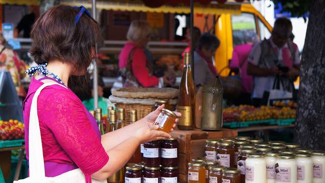 Markets in Pays Bigouden © E Cléret
