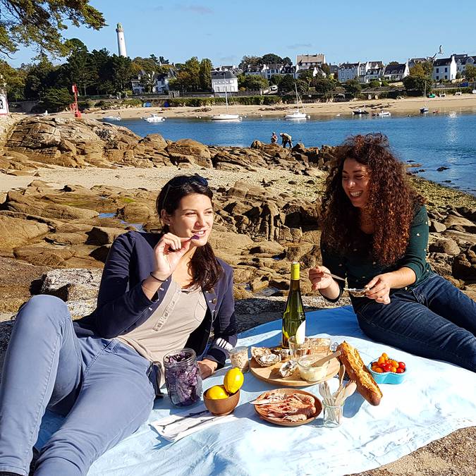 A chic picnic at Sainte-Marine looking across to Bénodet © E.Cléret