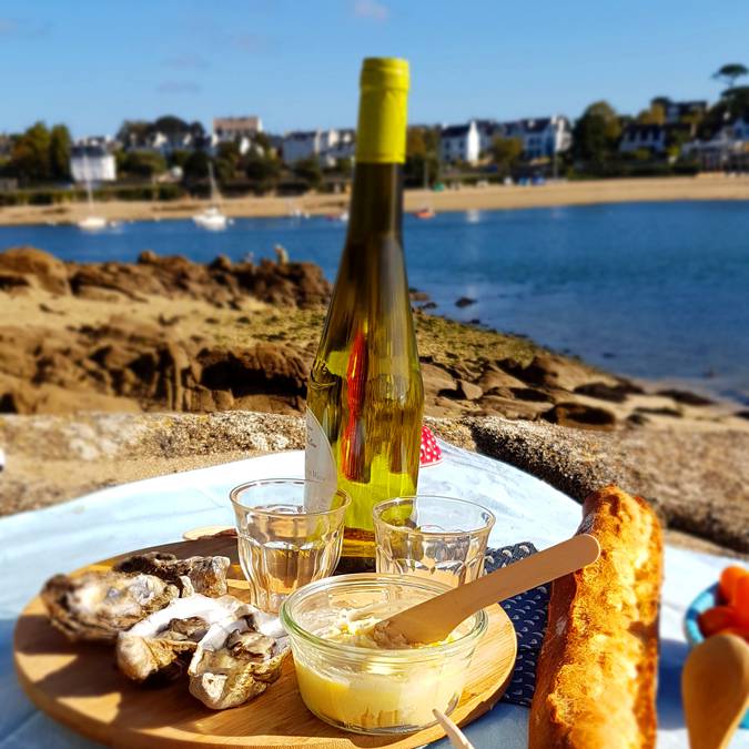 A chic picnic at Sainte-Marine looking across to Bénodet © E.Cléret