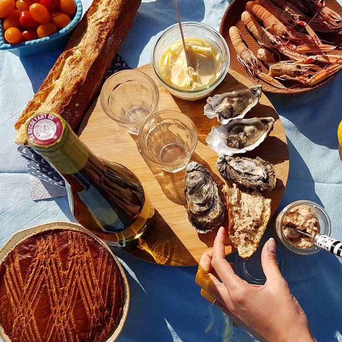 A chic picnic at Sainte-Marine looking across to Bénodet © E.Cléret