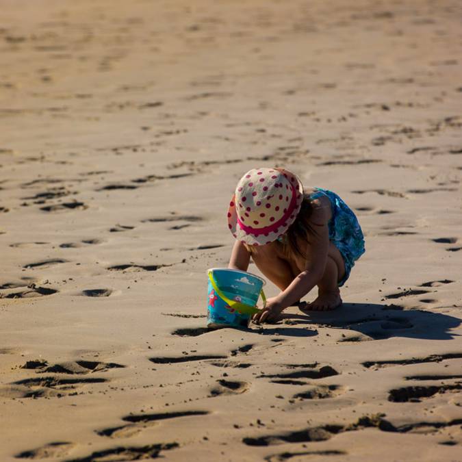 Playing on the beach, Pays Bigouden © Y Derennes