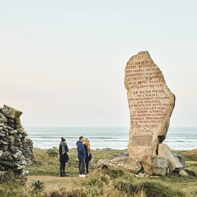 Menhir des droits de l'Homme à la plage du Menhir à Plozévet en Pays Bigouden ©A.Lamoureux