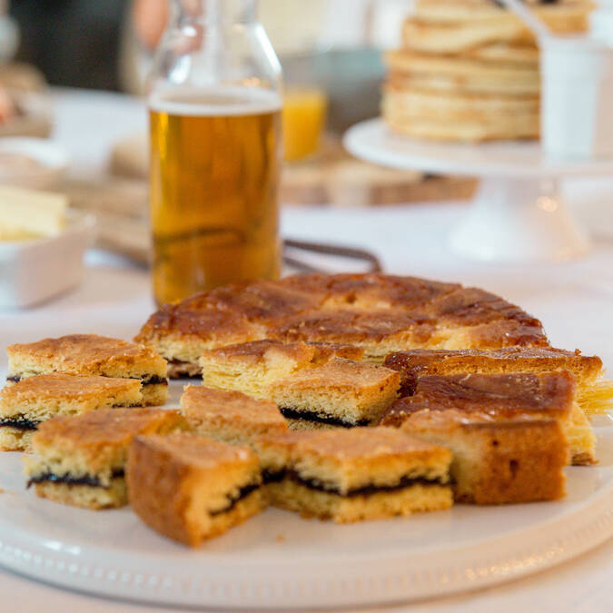 Gâteau breton aux pruneaux © L Gloaguen
