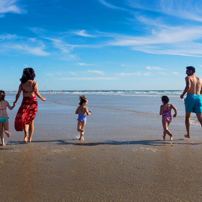 Family fun on the beach in Pays Bigouden © Y Derennes